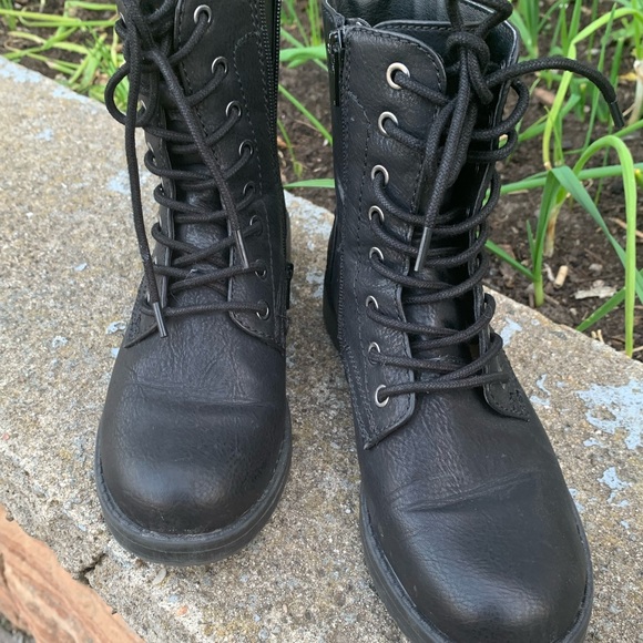 Black boots - Picture 2 of 7